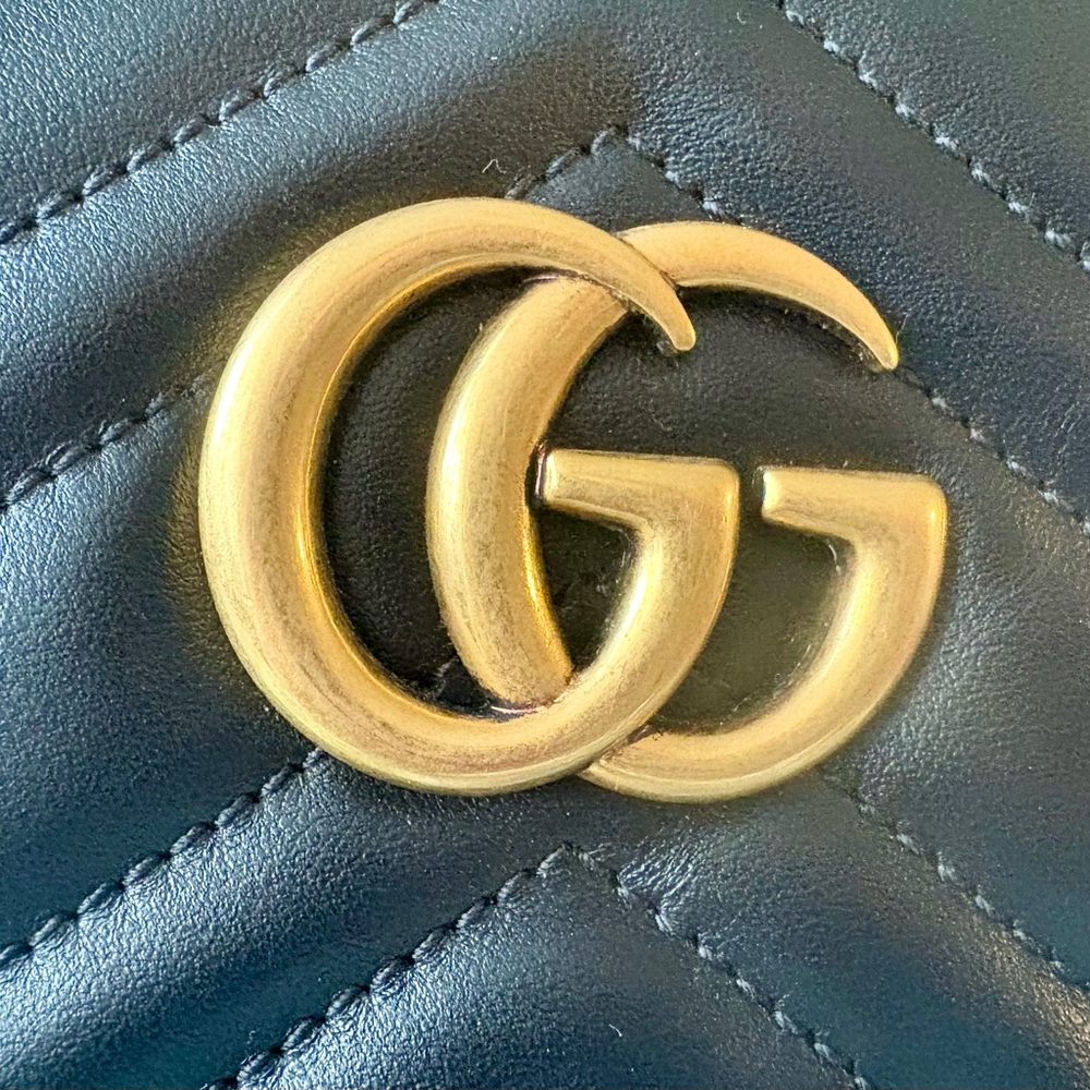 Gucci Marmont Black Chevron Crossbody Bag with Gold Logo - Picture 2 of 4